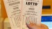 kvindehånd holder to lotto-kuponer