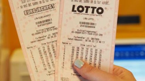 kvindehånd holder to lotto-kuponer