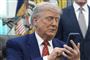 Trump kigger på sin mobiltelefon