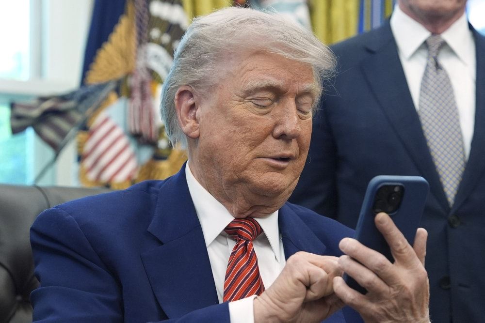 Trump kigger på sin mobiltelefon