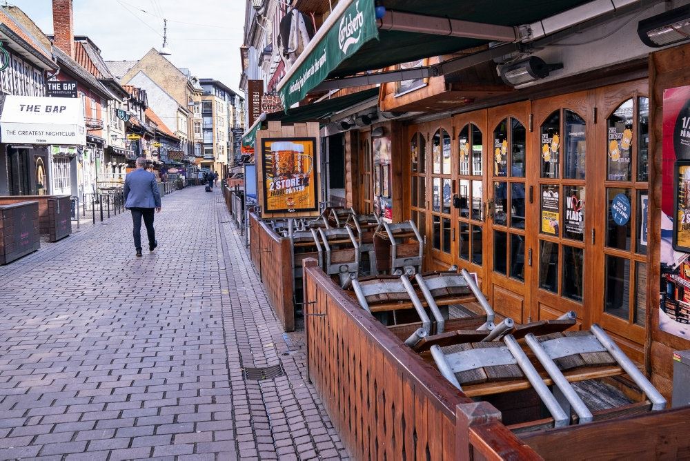 biloede af travl festgade