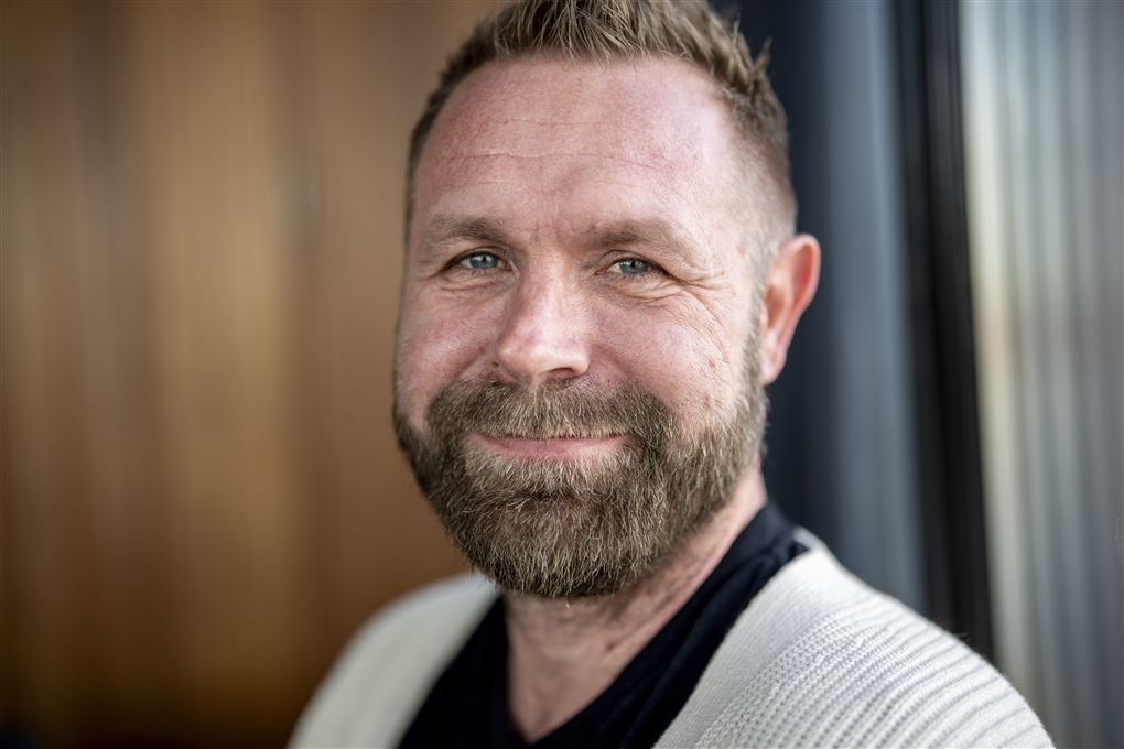 portræt af mand med stort smil