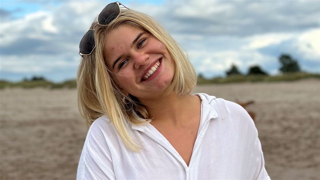 Portræt af kvinde, der smiler til kameraet
