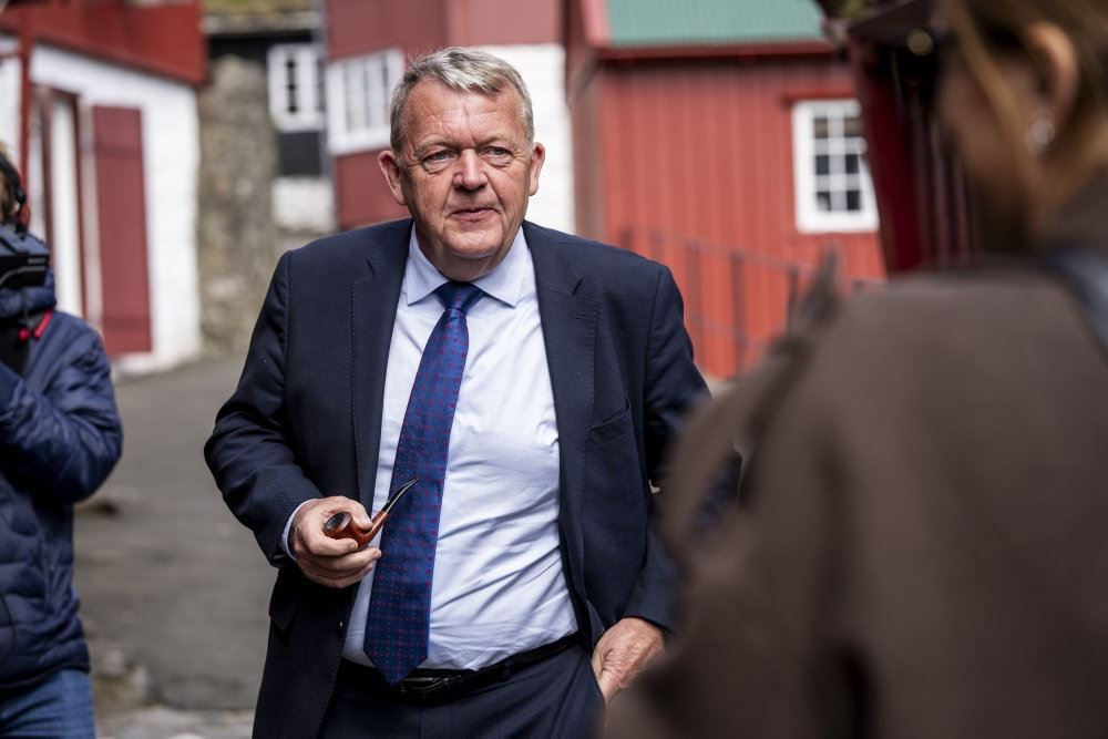 gående mand i hvid skjorte, jakke og slips