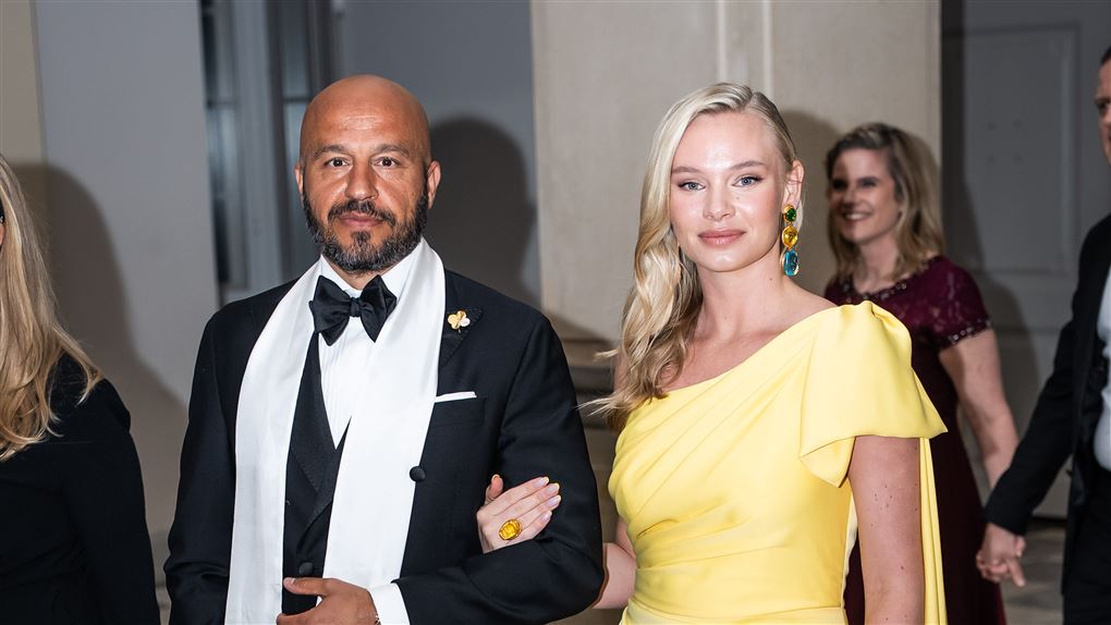 mand og kvinde i galla- hun i gult