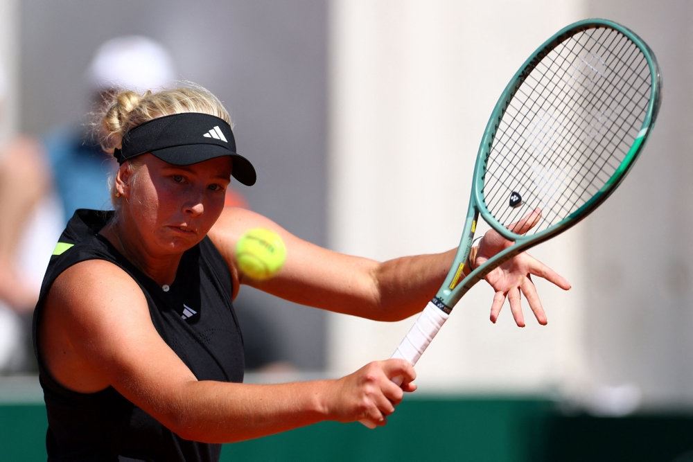 ung kvindelig tennisspiller svcinger ketcher