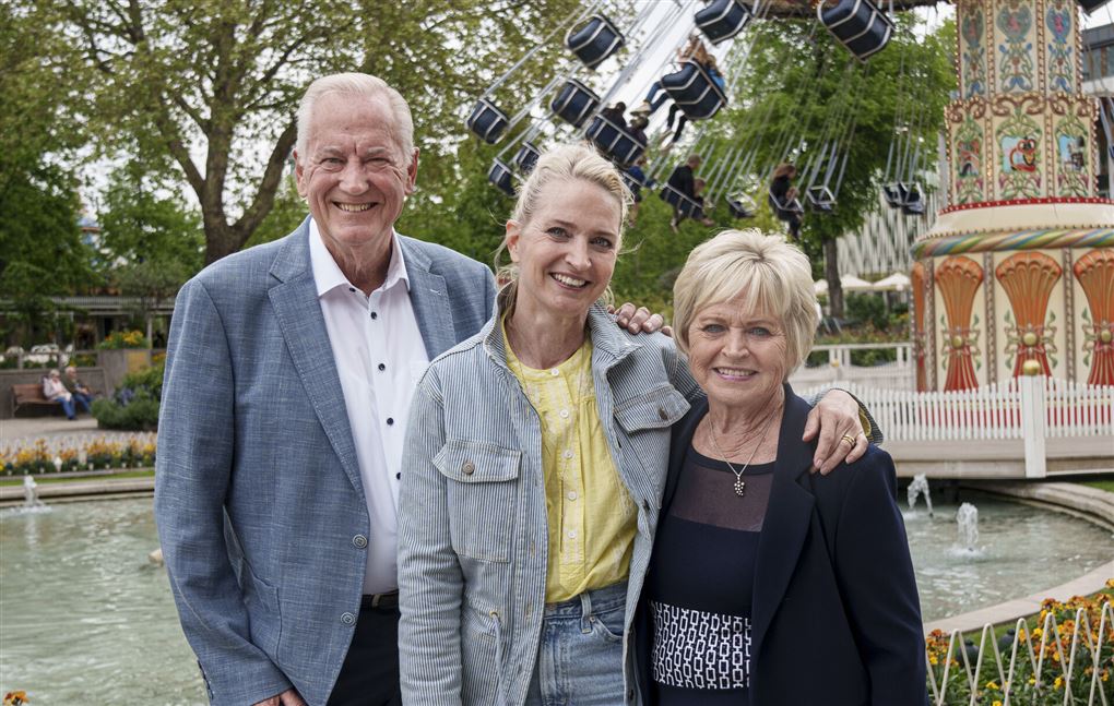 tre personer stillet op til fotografering