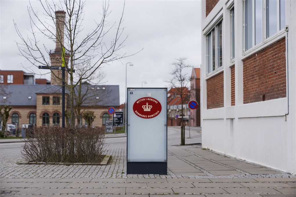 uden for en retsbygning