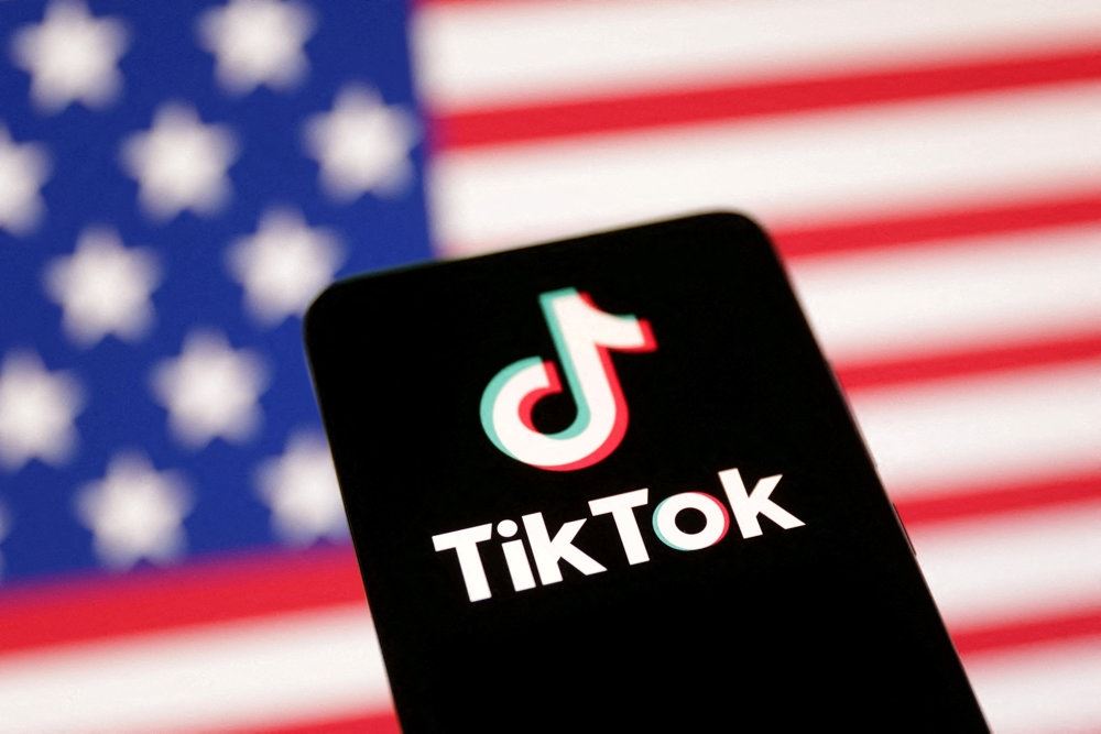 et tik-tok-logo med et flag i baggrunden