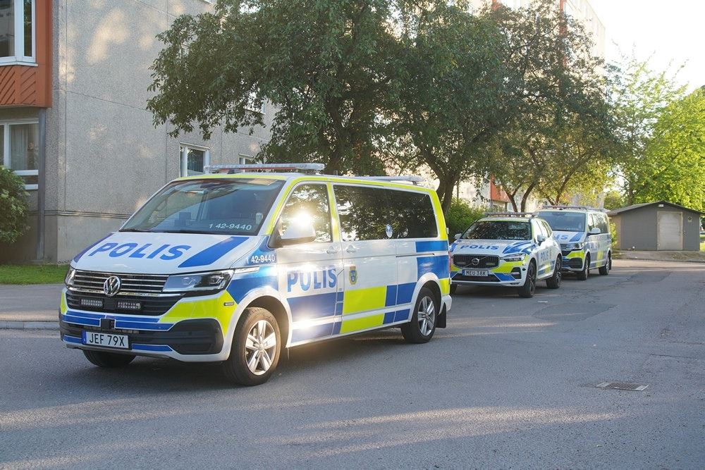 politibiler på rad og række