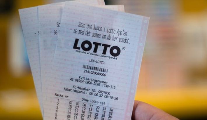 billede af hånd med lottokupon