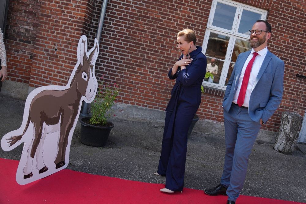ET æsel i pap og mette frederiksen