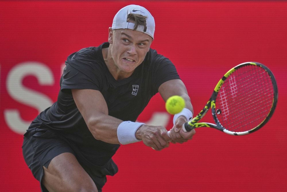 Holger Rune slår til en tennisbold