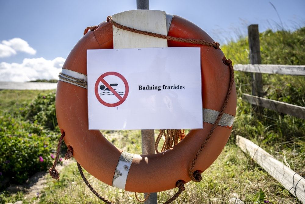 reningskrans og skilt med badning forbudt