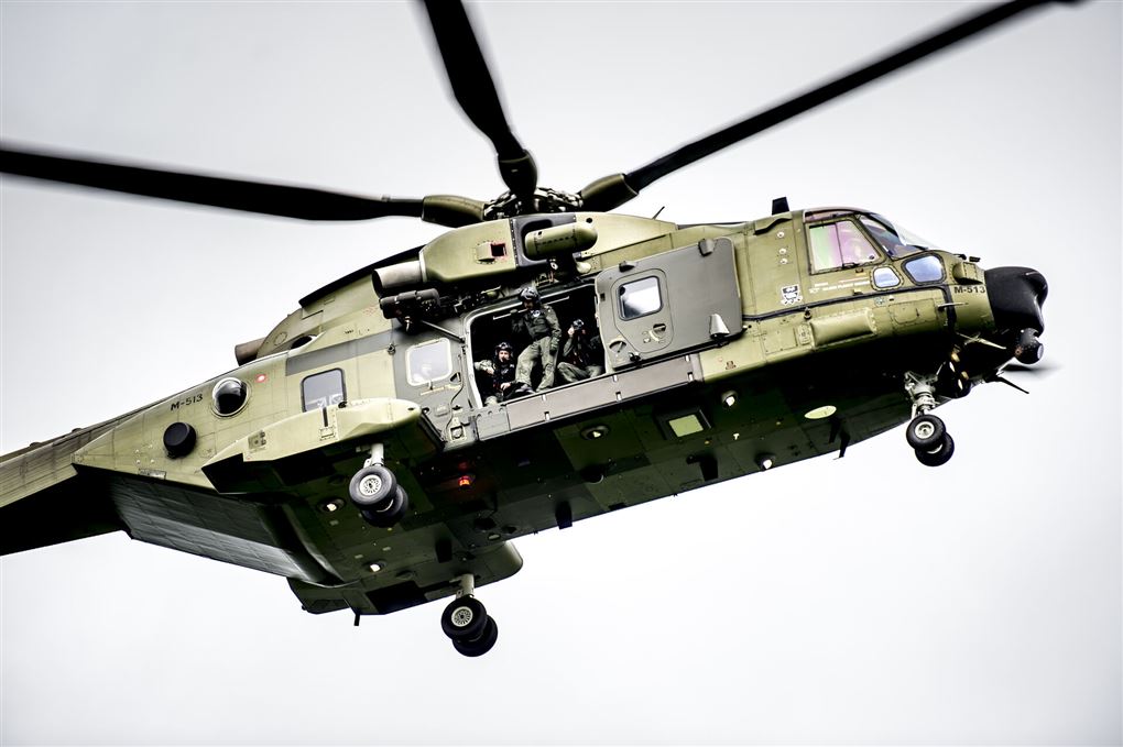 en helikopter i luften