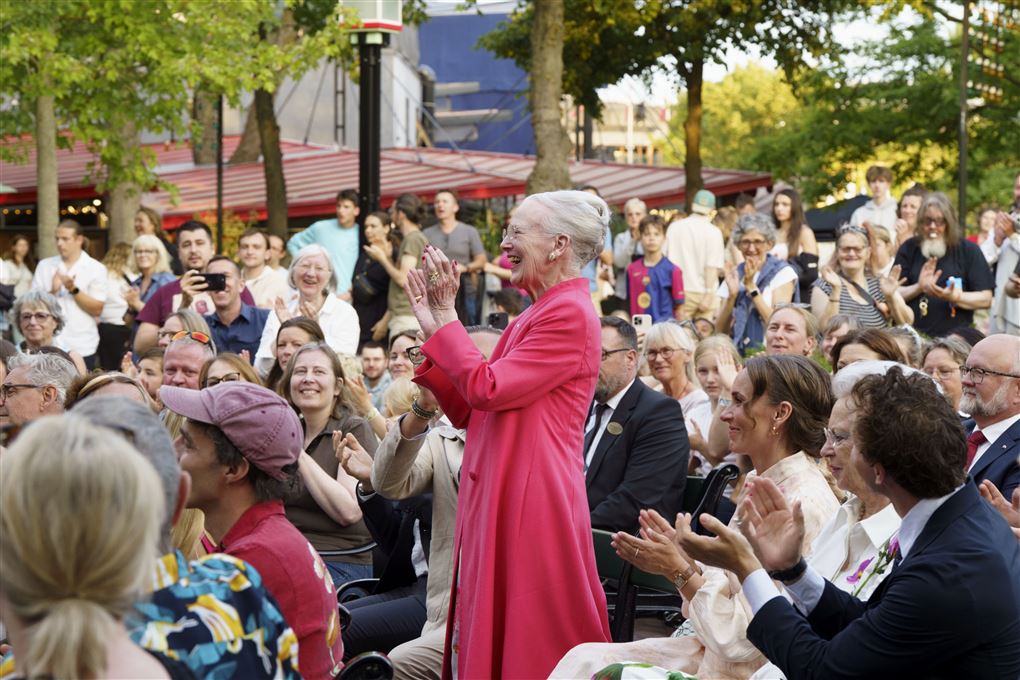 Dronningen klapper