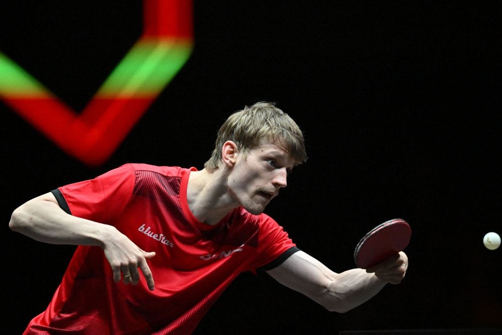 bordtennisspiller i aktion