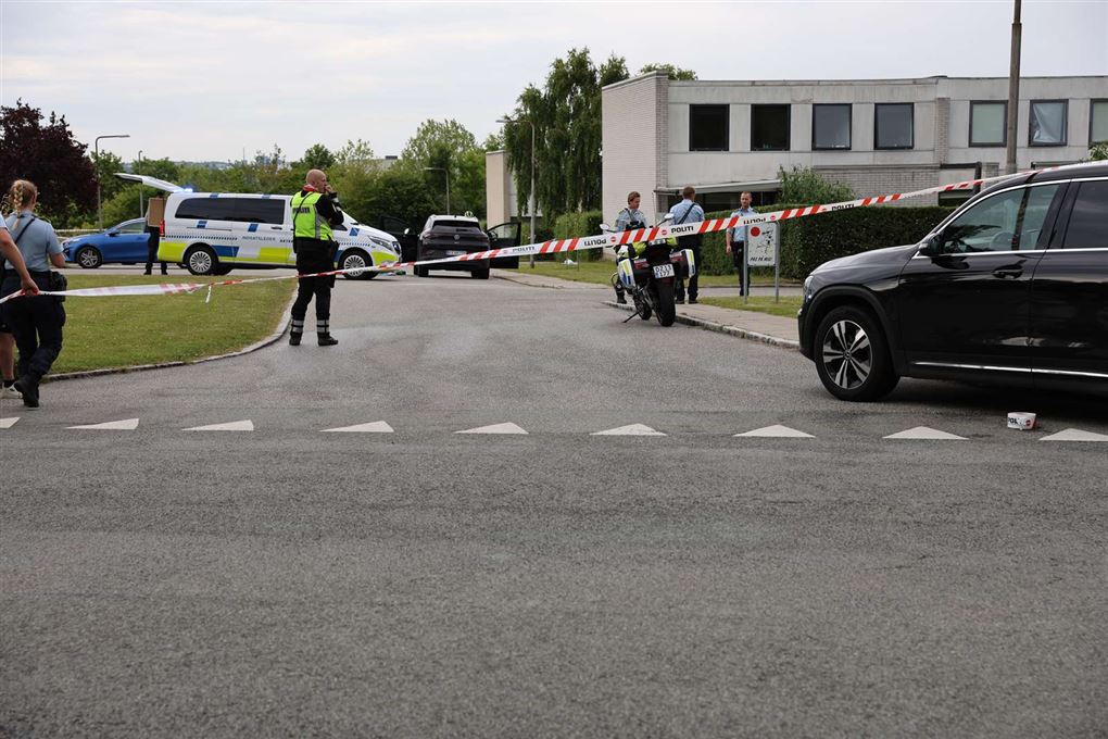 politi til stede på vej 