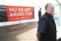 Tidligere bryggeriarbejder Arne Juhl står her foran et socialdemokratisk banner