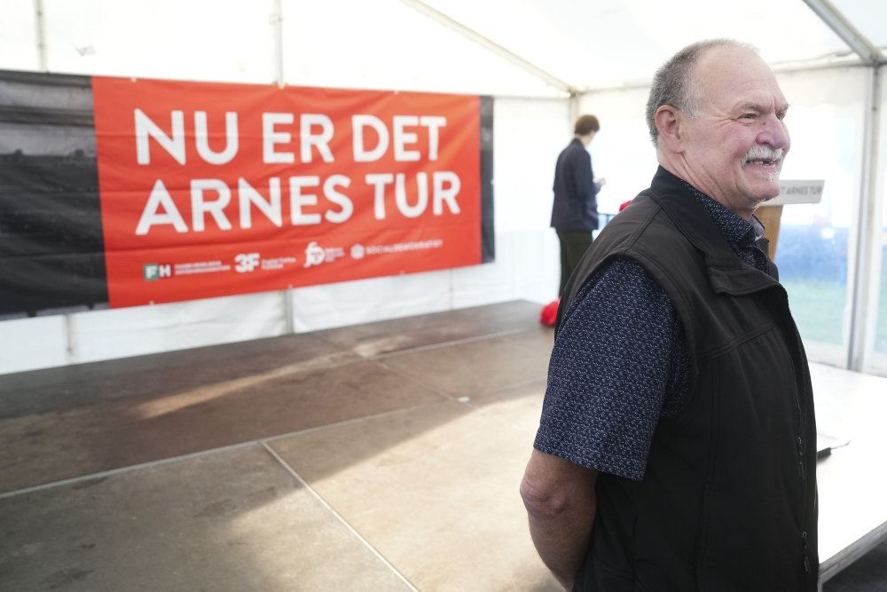 Tidligere bryggeriarbejder Arne Juhl står her foran et socialdemokratisk banner