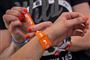hænder får festival armbånd på