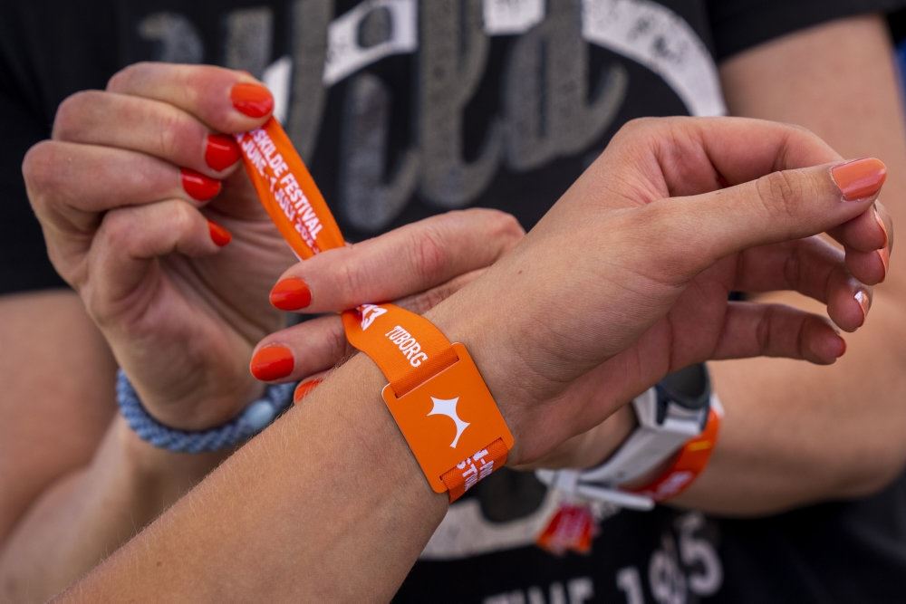 hænder får festival armbånd på