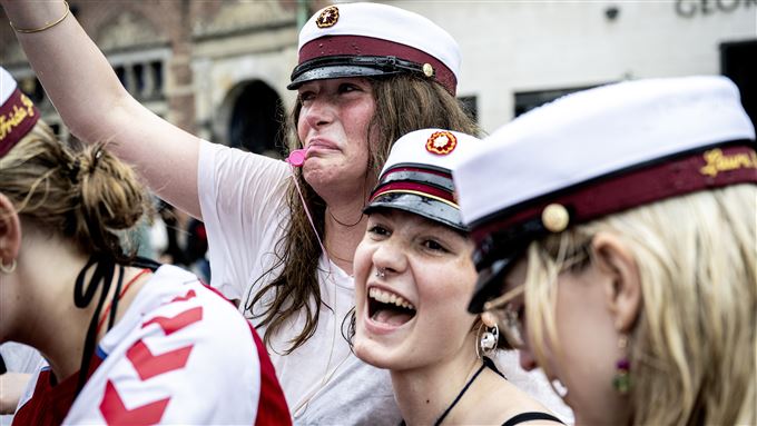 studenter jubler og græder