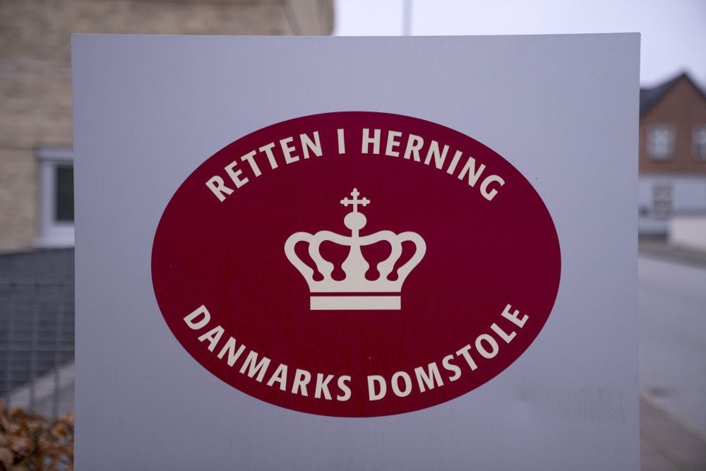 Emaljeskilt foran retten i Hrening