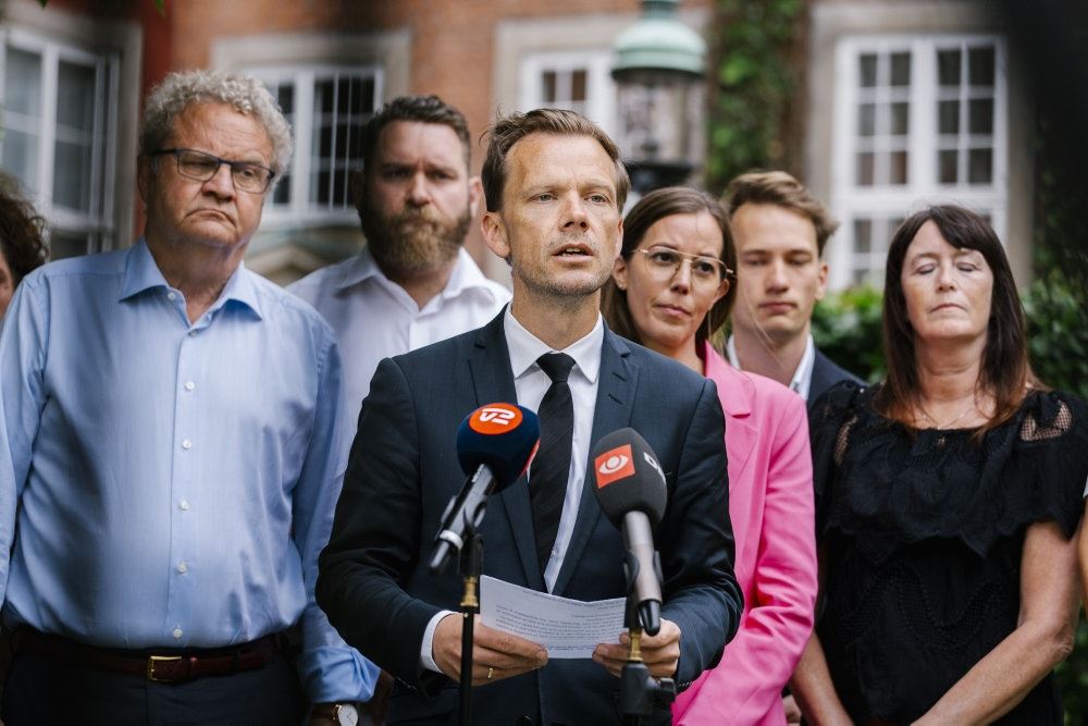 Peter Hummelgaard taler og bagved står de andre justitsordførere