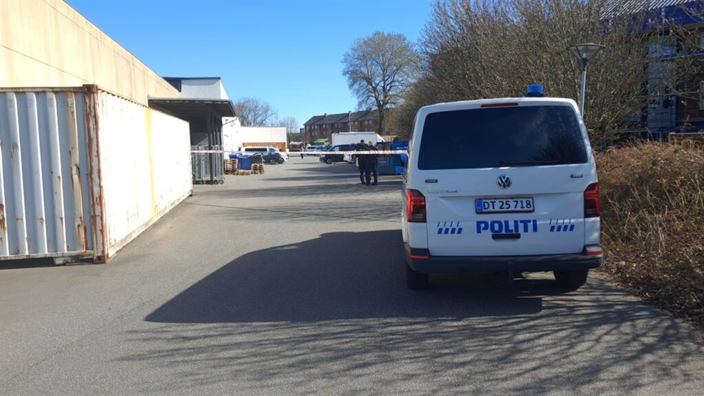 politi til stede på vej 