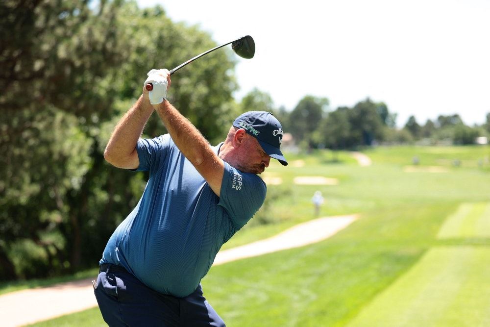 golfspiller i gang med stort sving