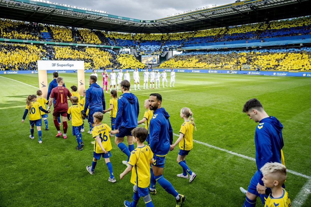 fodboldspillere i blåt og gult