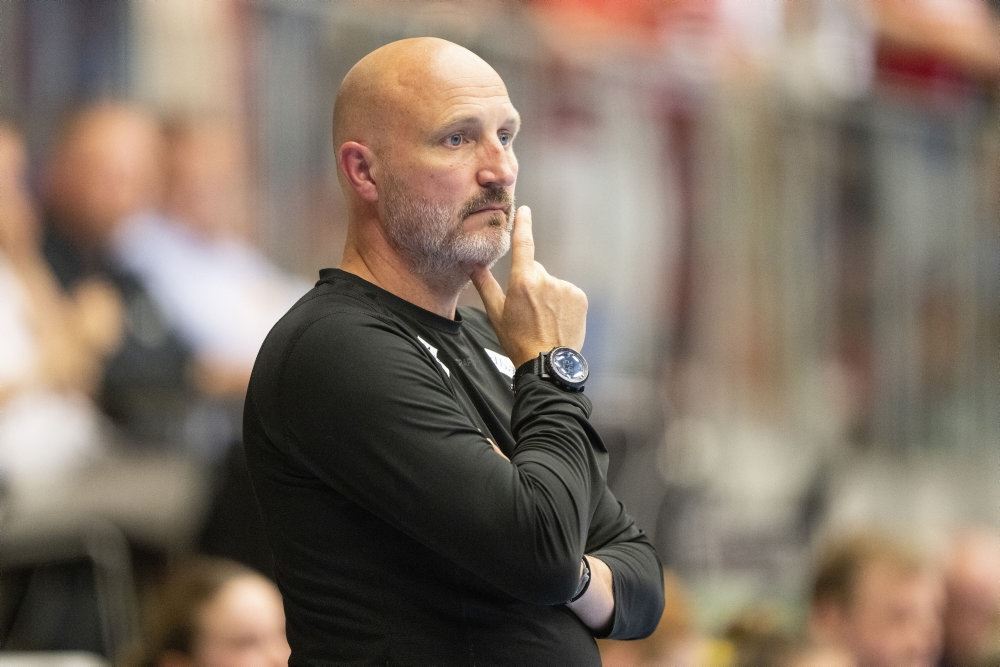 håndboldtræner ser skeptisk ud