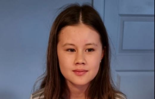 pige med mørkt hår