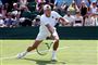 tennisspiller returnerer bolden