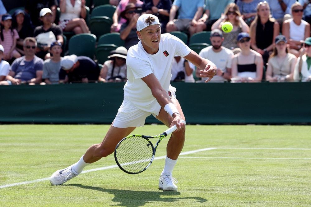 tennisspiller returnerer bolden
