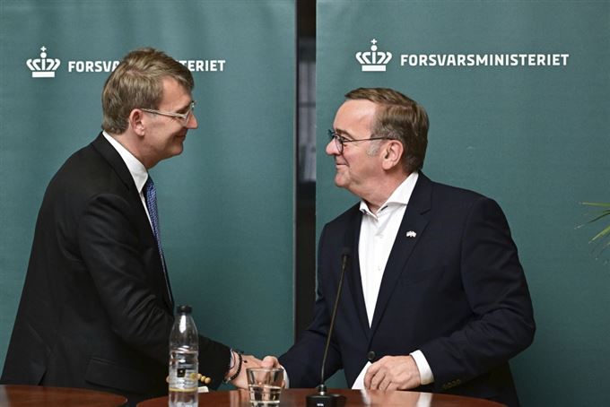 to mænd i jakkesæt hilser på hinanden