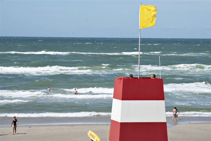 livredningstårn og strand i baggrunden