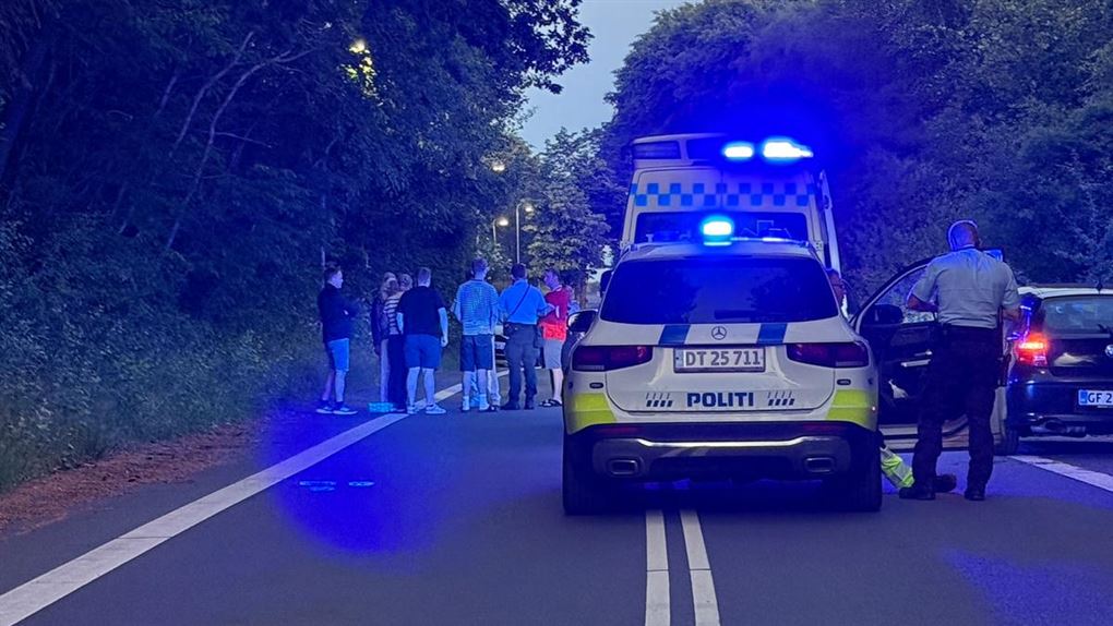 Udrykningskøretøjer på en vej