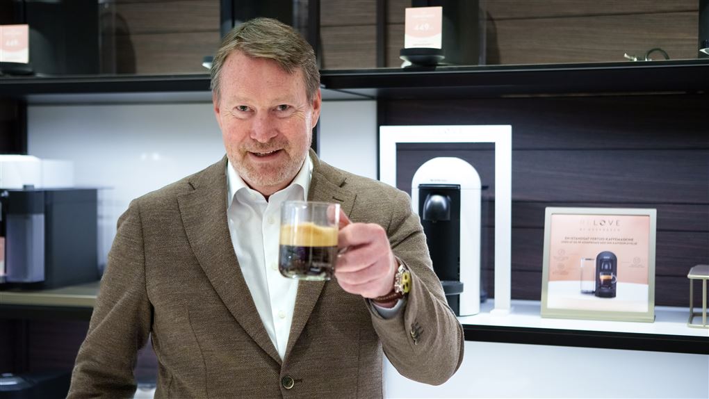 en mand med en kop kaffe