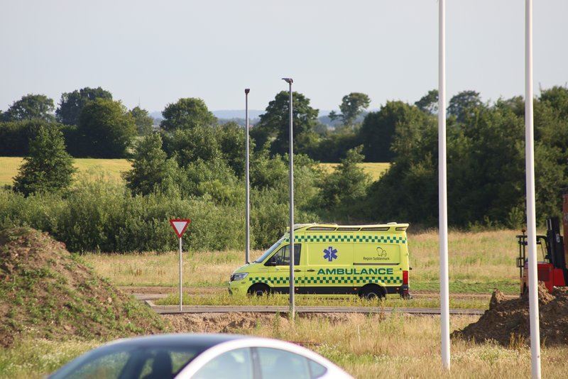Ambulance holder på vej