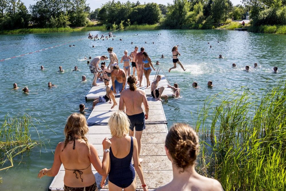 Personer på badebro og i vandet