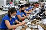 arbejdere sidder på stribe på en fabrik i Vietnam 