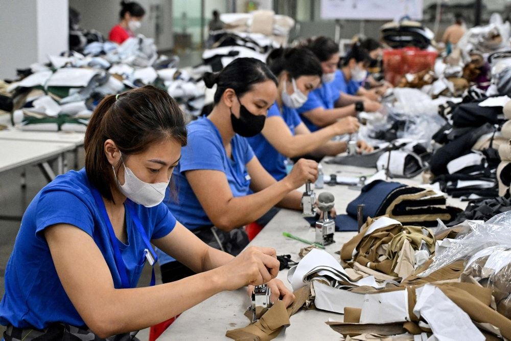 arbejdere sidder på stribe på en fabrik i Vietnam 