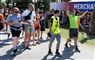 En masse glade festivalgængere går ind på festivalpladsen.