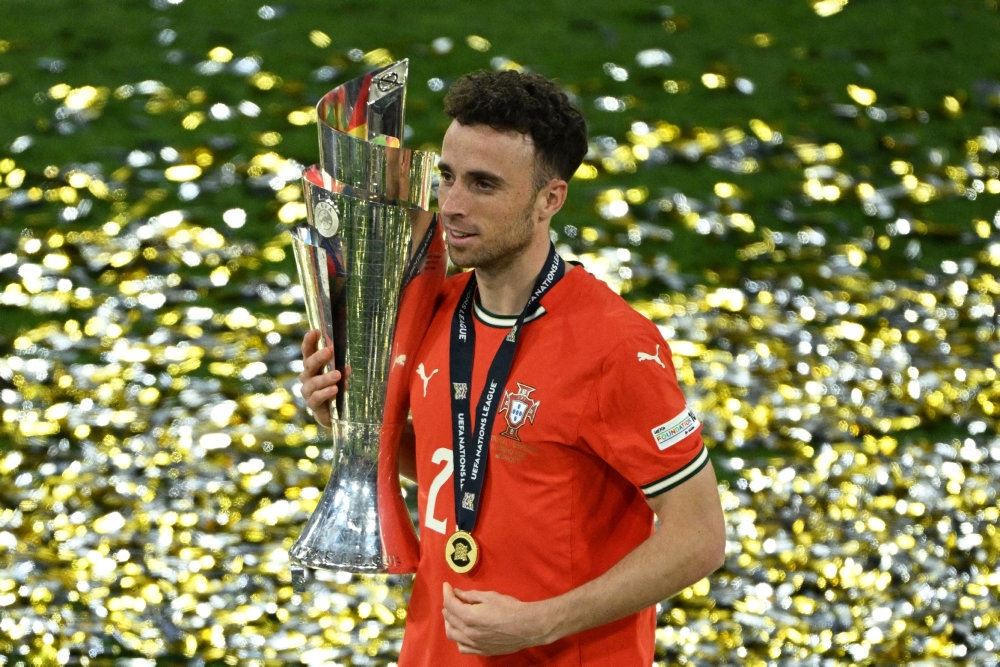 Diogo Jota i liverpooltrøje med medalje om halsen