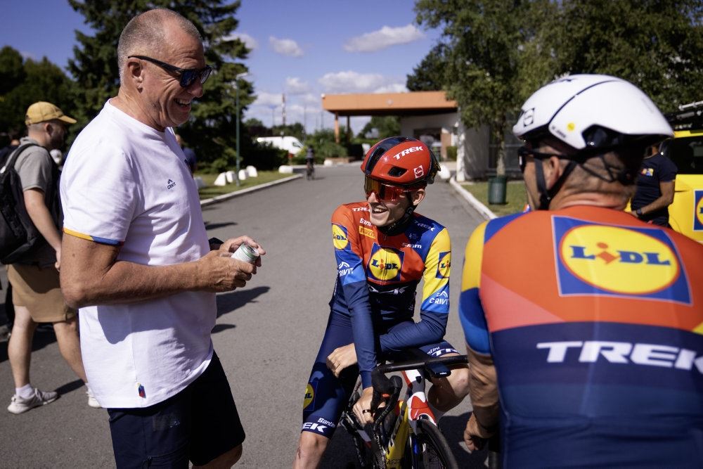 Kim Andersen med to af sine cykelryttere