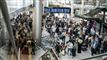 mange passagerer samlet i lufthavn