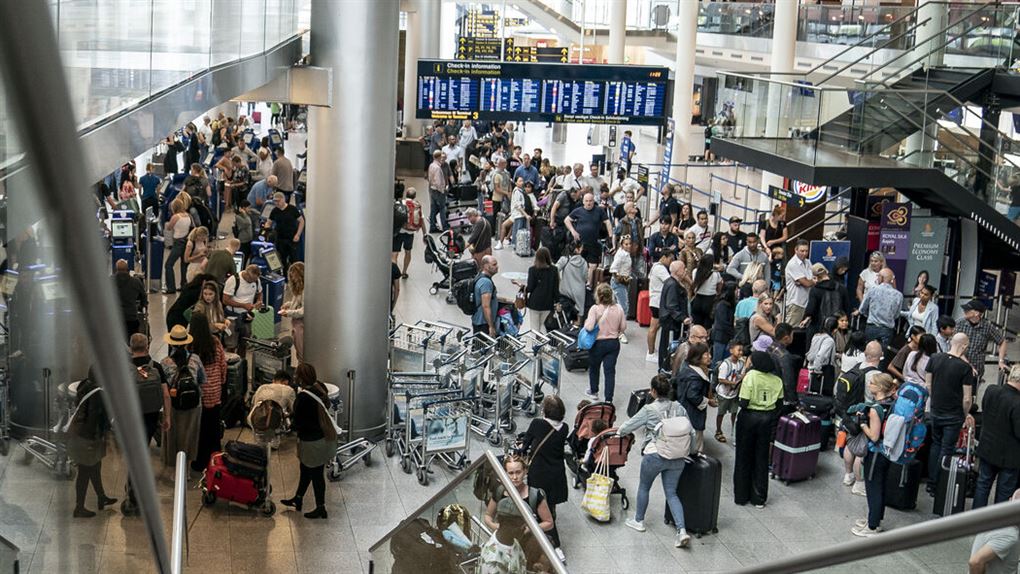 mange passagerer samlet i lufthavn