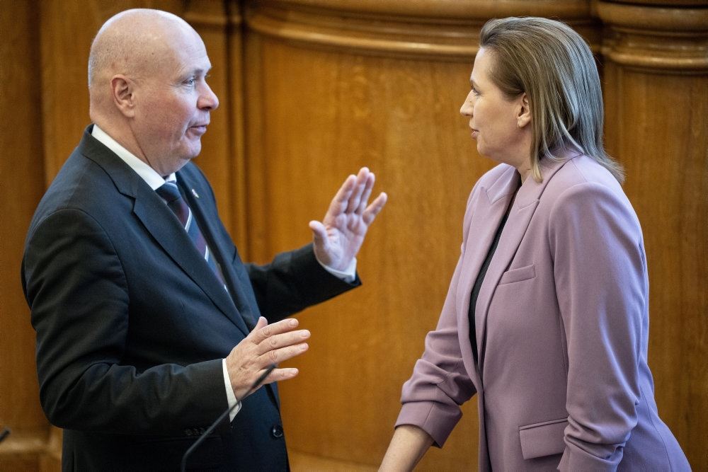 en mand og en  kvinde i folketingssalen